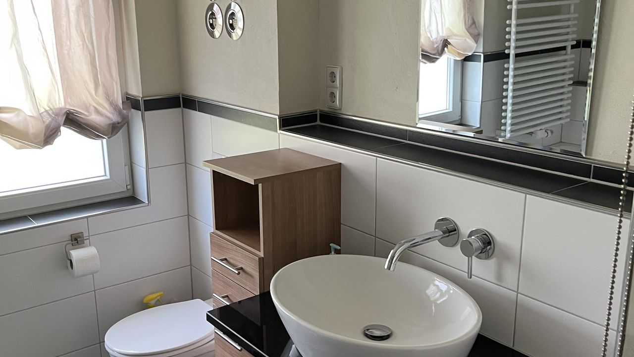 Bad 2 groß mit Dusche und Badewanne Bad 2 groß mit Dusche und Badewanne